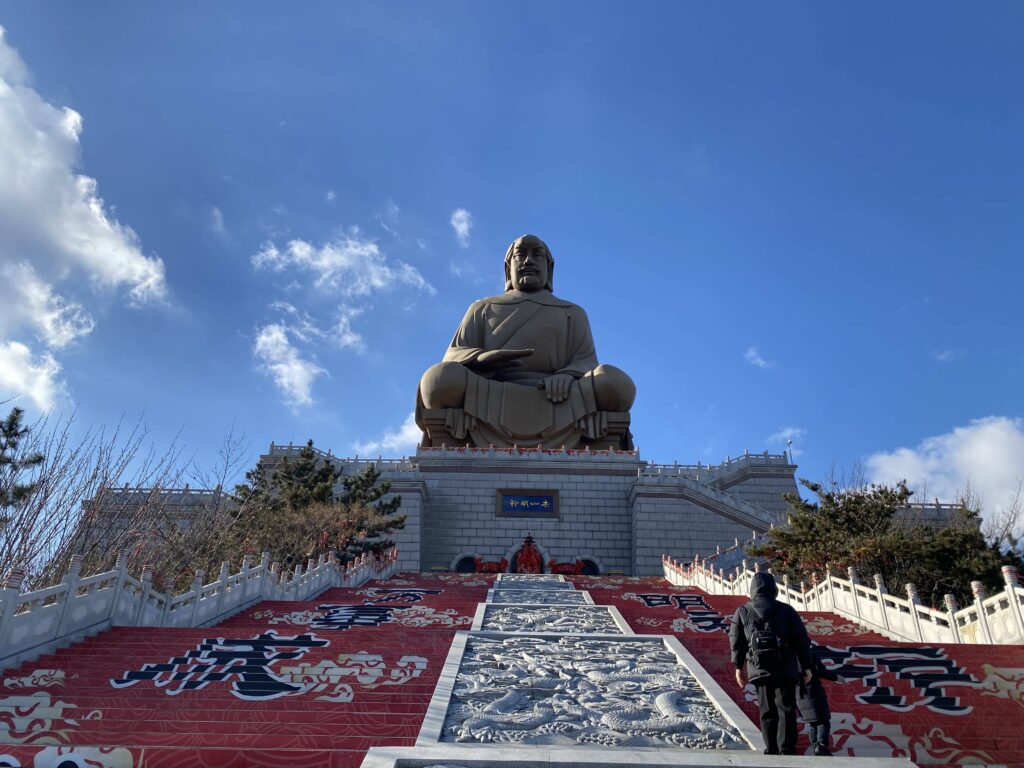 산 정상 좌상 앞부분 (적산명신, 장보고x)